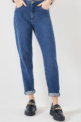 Calça Mom em Jeans Escuro com Bolsos Later