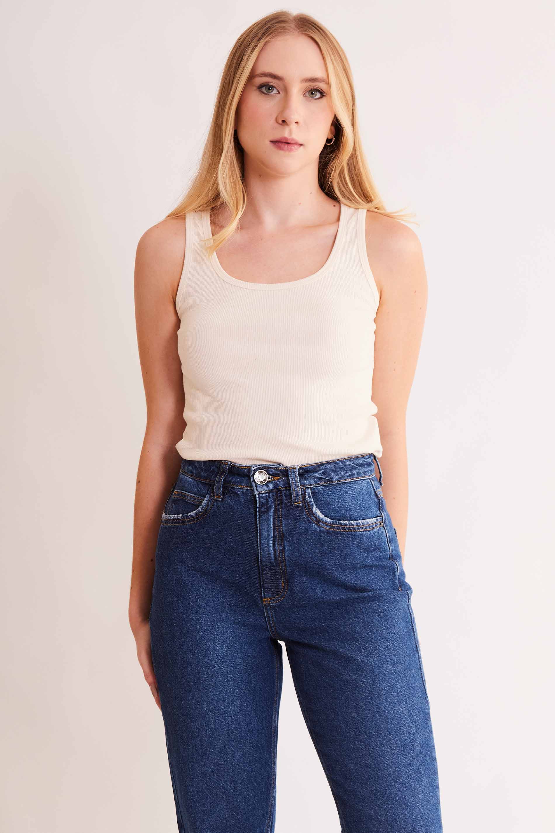 Calça Mom em Jeans Escuro com Bolsos Later