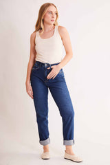 Calça Mom em Jeans Escuro com Bolsos Later
