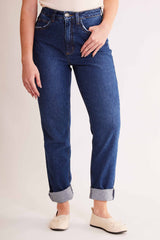 Calça Mom em Jeans Escuro com Bolsos Later