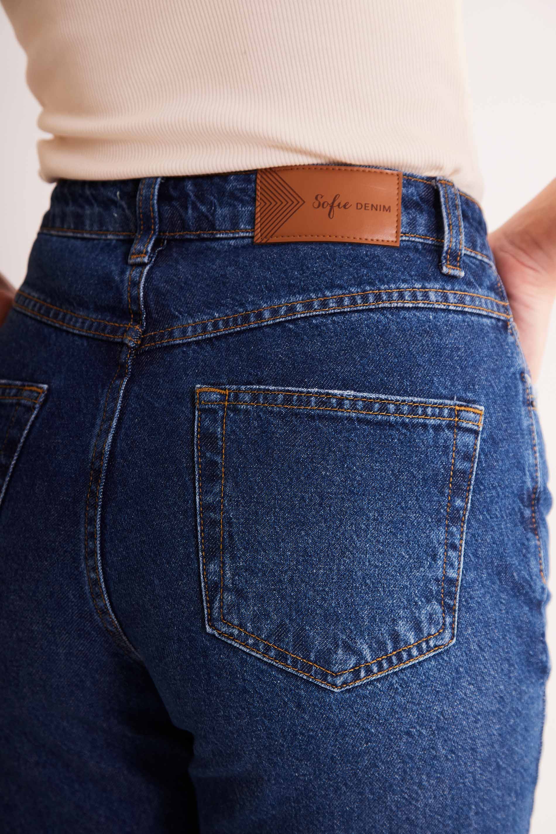 Calça Mom em Jeans Escuro com Bolsos Later