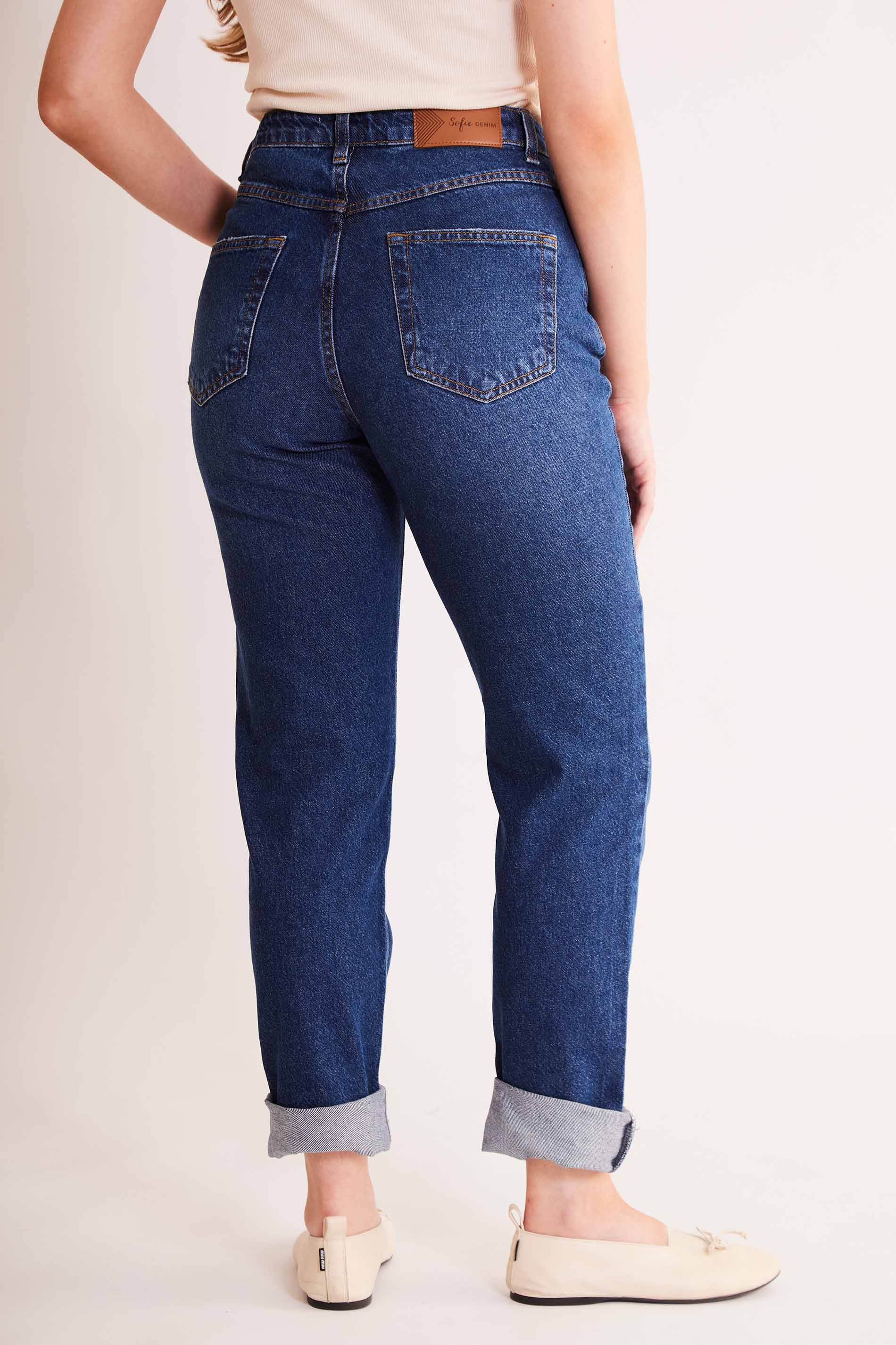 Calça Mom em Jeans Escuro com Bolsos Later