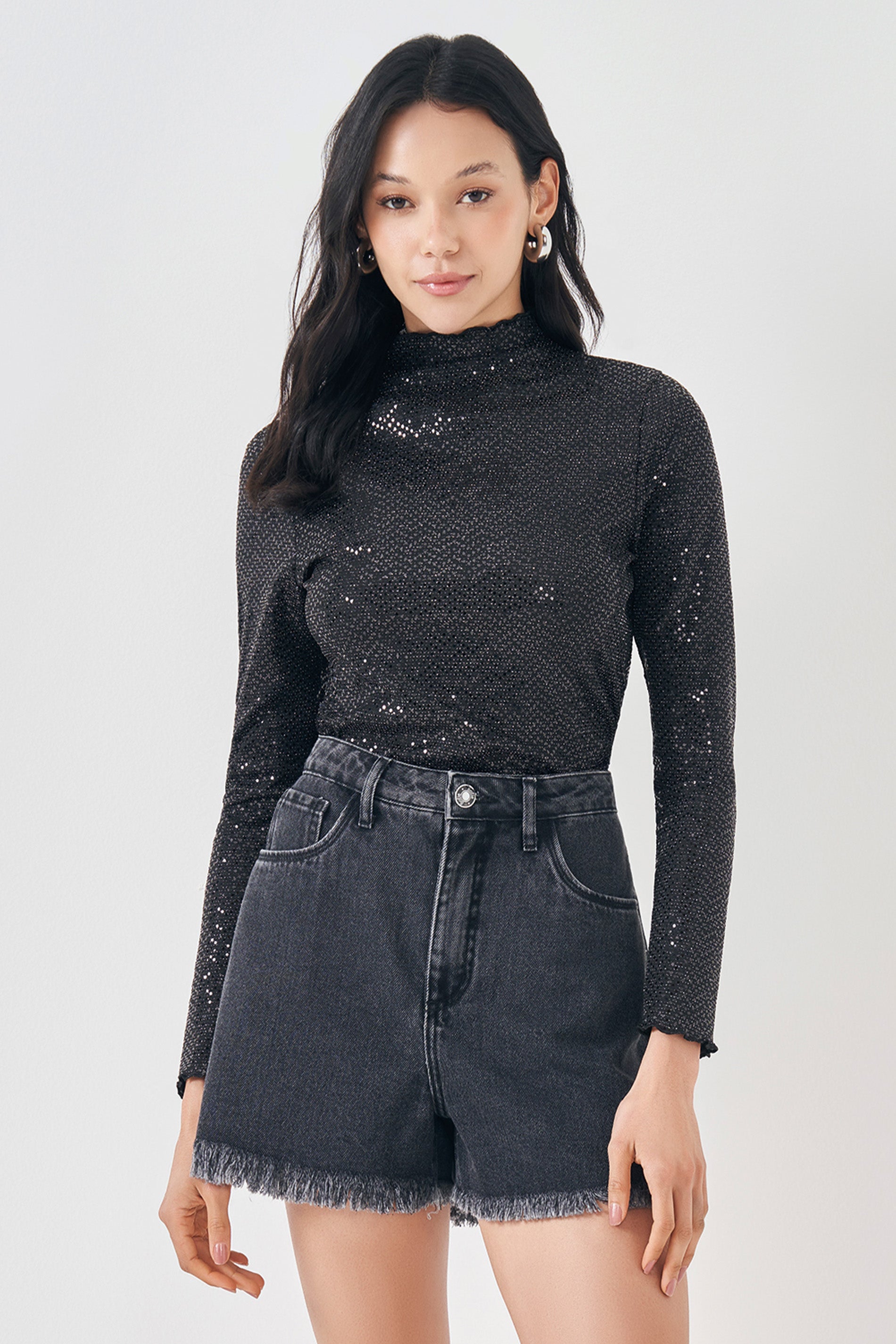 Shorts Mom em Jeans Escuro com Barra Desfiad