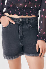 Shorts Mom em Jeans Escuro com Barra Desfiad