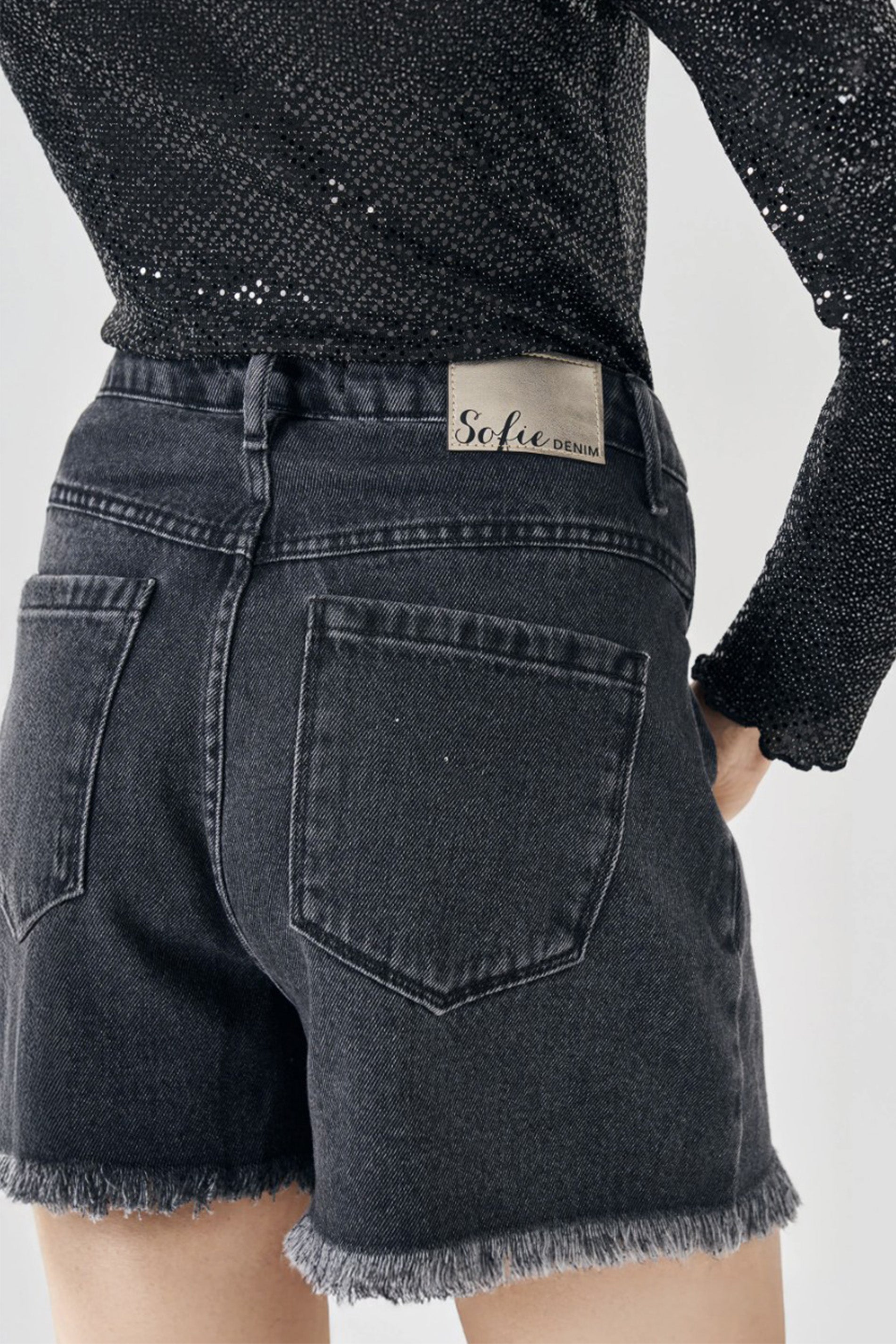 Shorts Mom em Jeans Escuro com Barra Desfiad