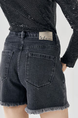 Shorts Mom em Jeans Escuro com Barra Desfiad