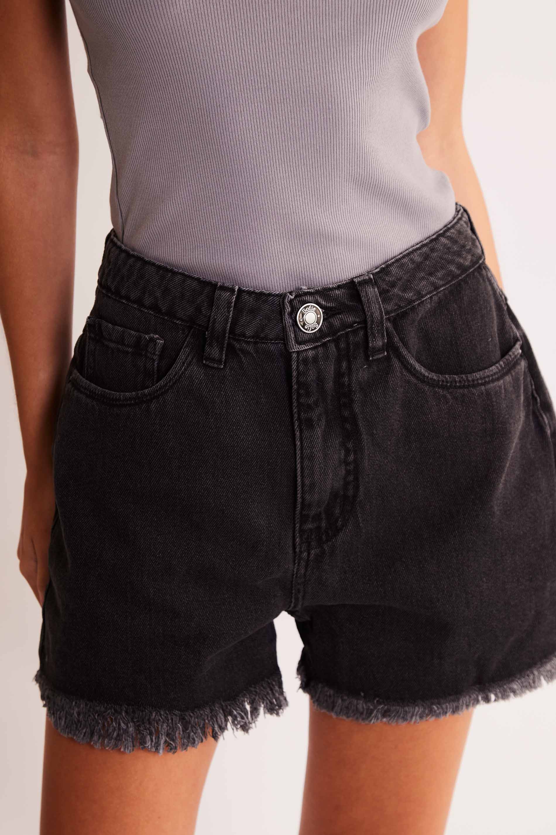 Shorts Mom em Jeans Escuro com Barra Desfiad