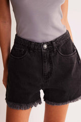Shorts Mom em Jeans Escuro com Barra Desfiad