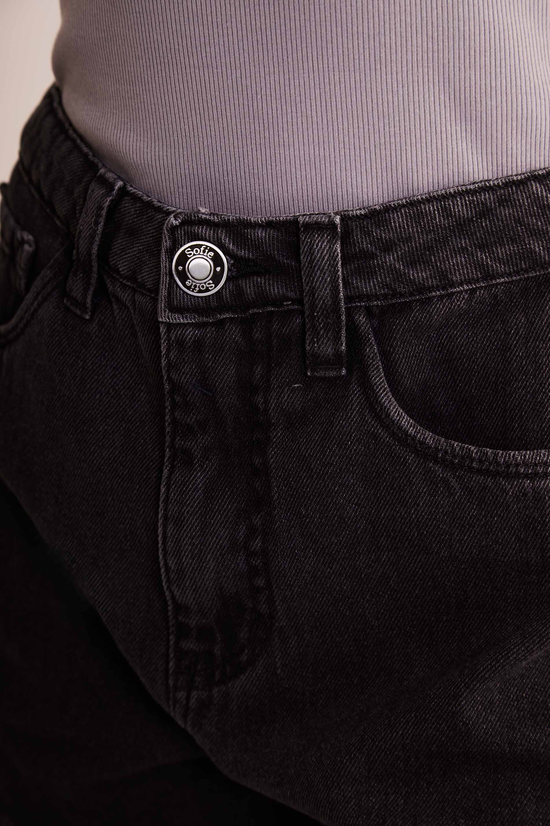 Shorts Mom em Jeans Escuro com Barra Desfiad