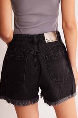 Shorts Mom em Jeans Escuro com Barra Desfiad