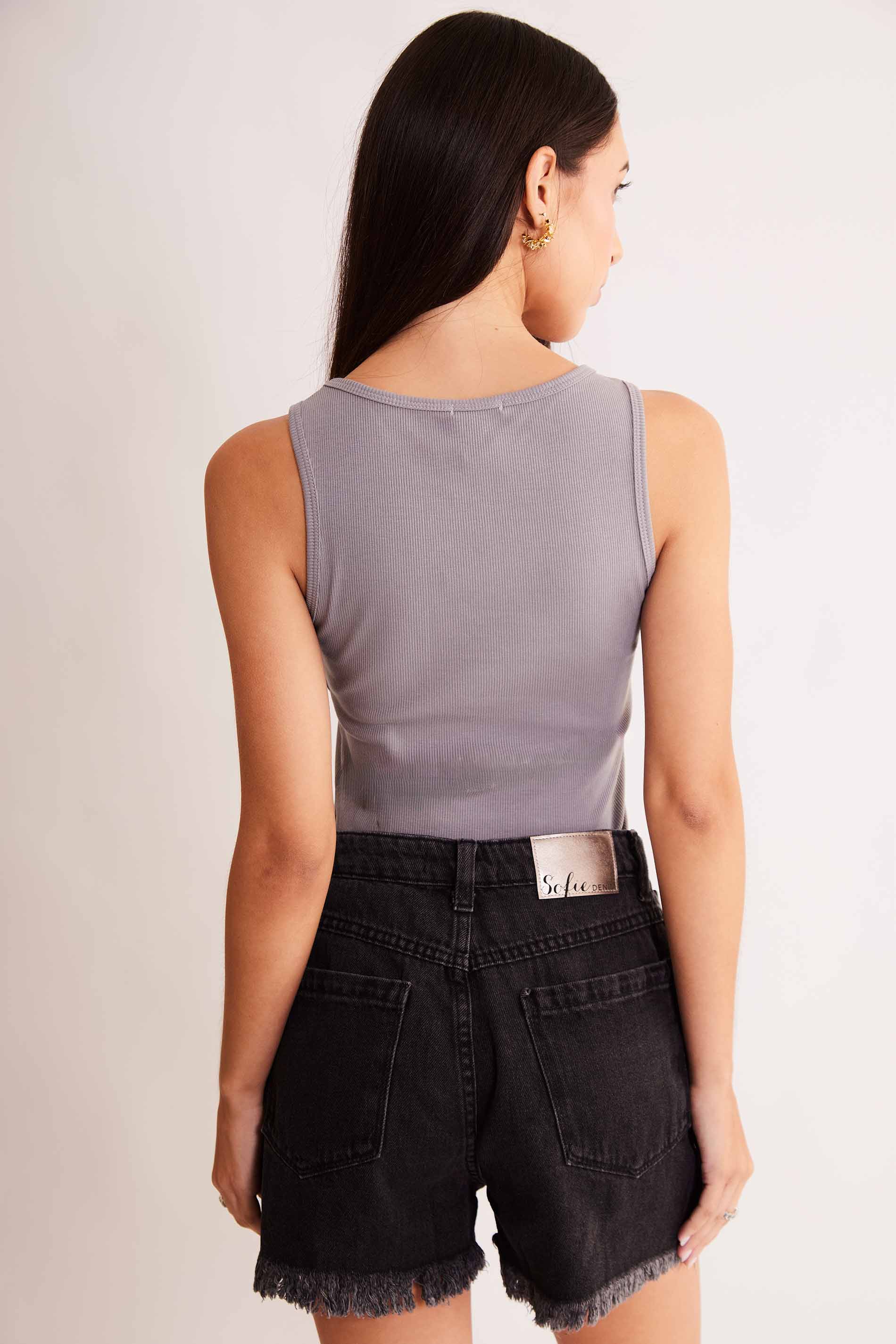 Shorts Mom em Jeans Escuro com Barra Desfiad