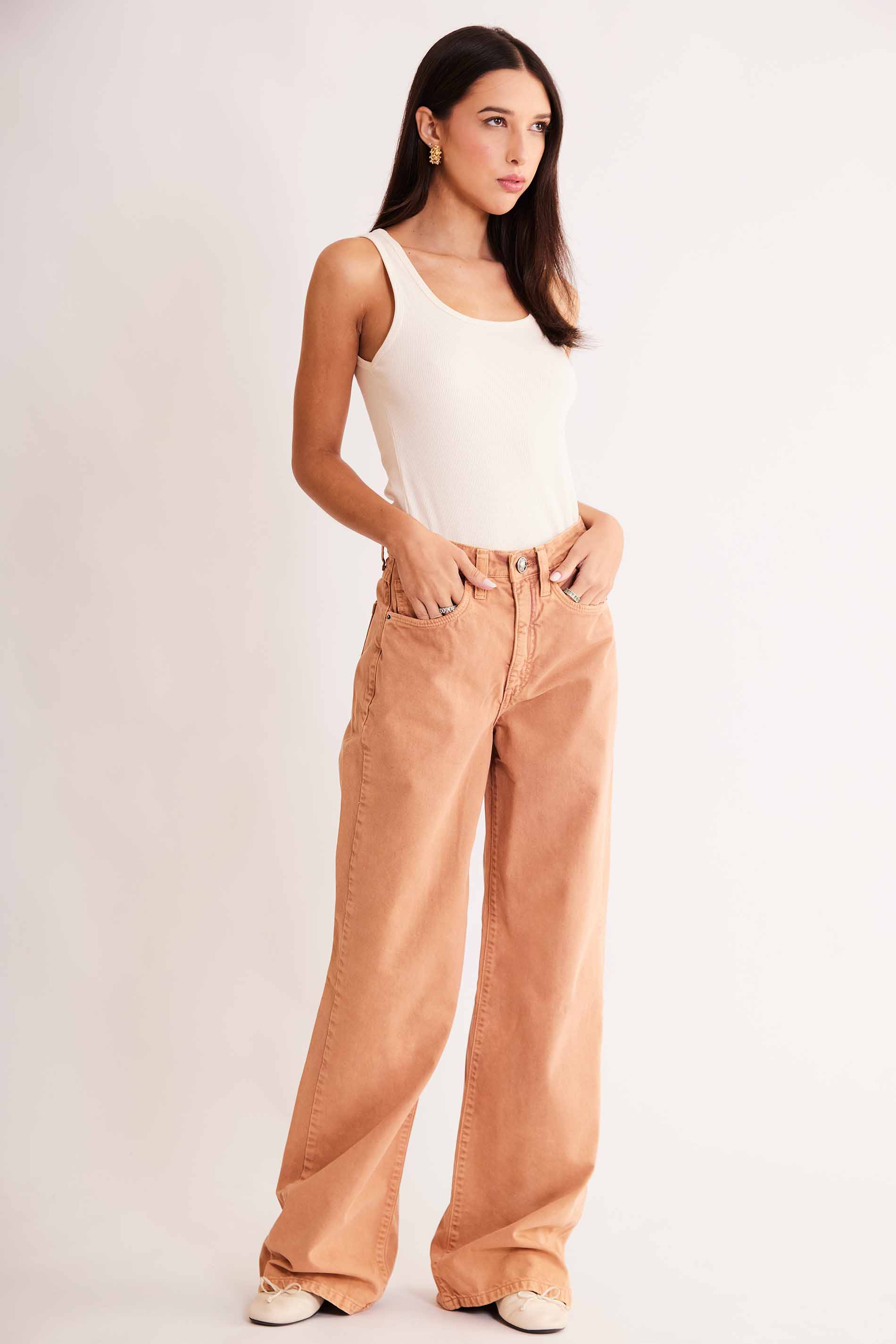Calça Wide Leg em Sarja com Bolsos Frontais