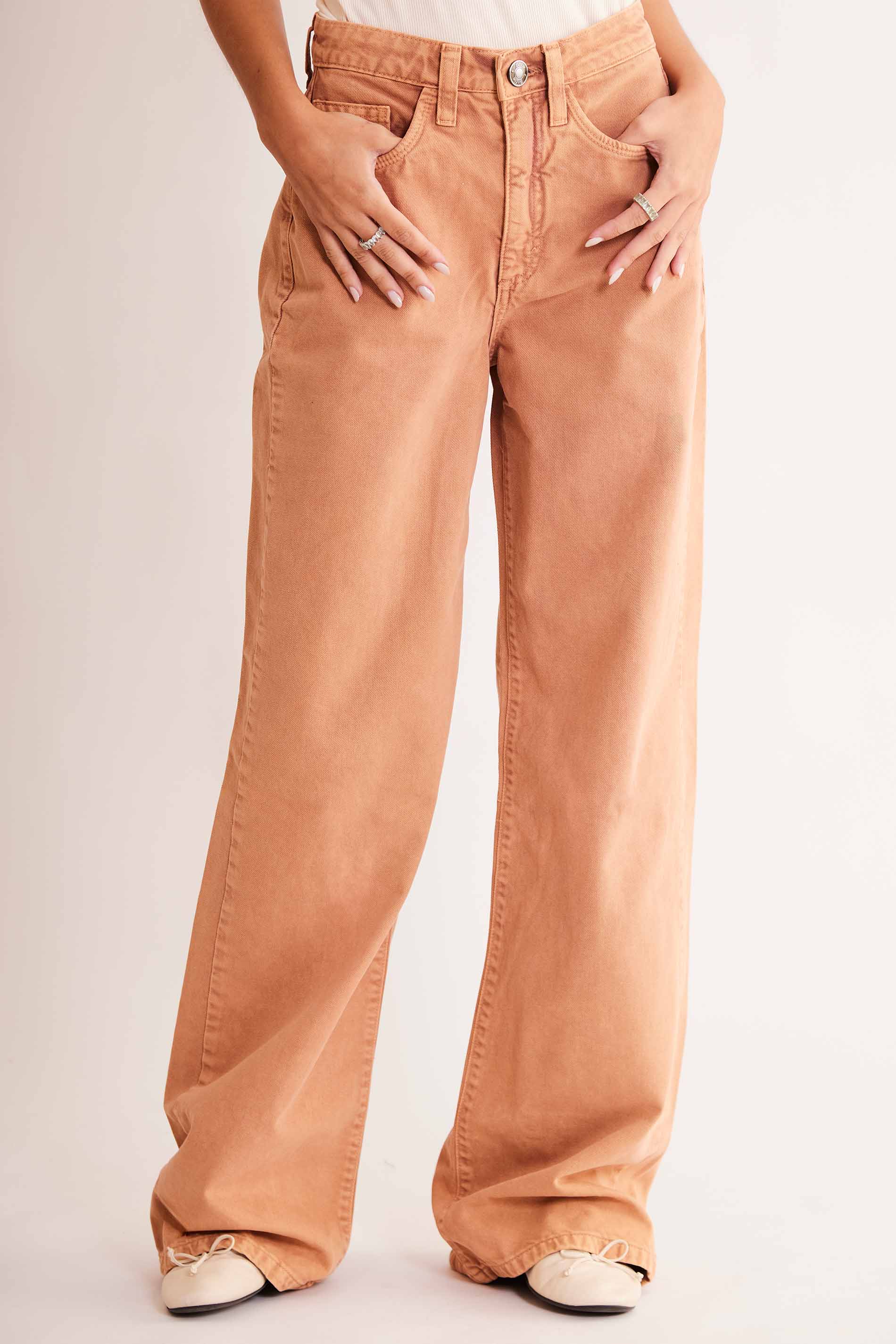 Calça Wide Leg em Sarja com Bolsos Frontais