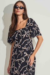 Vestido Curto com Estampa de Laços