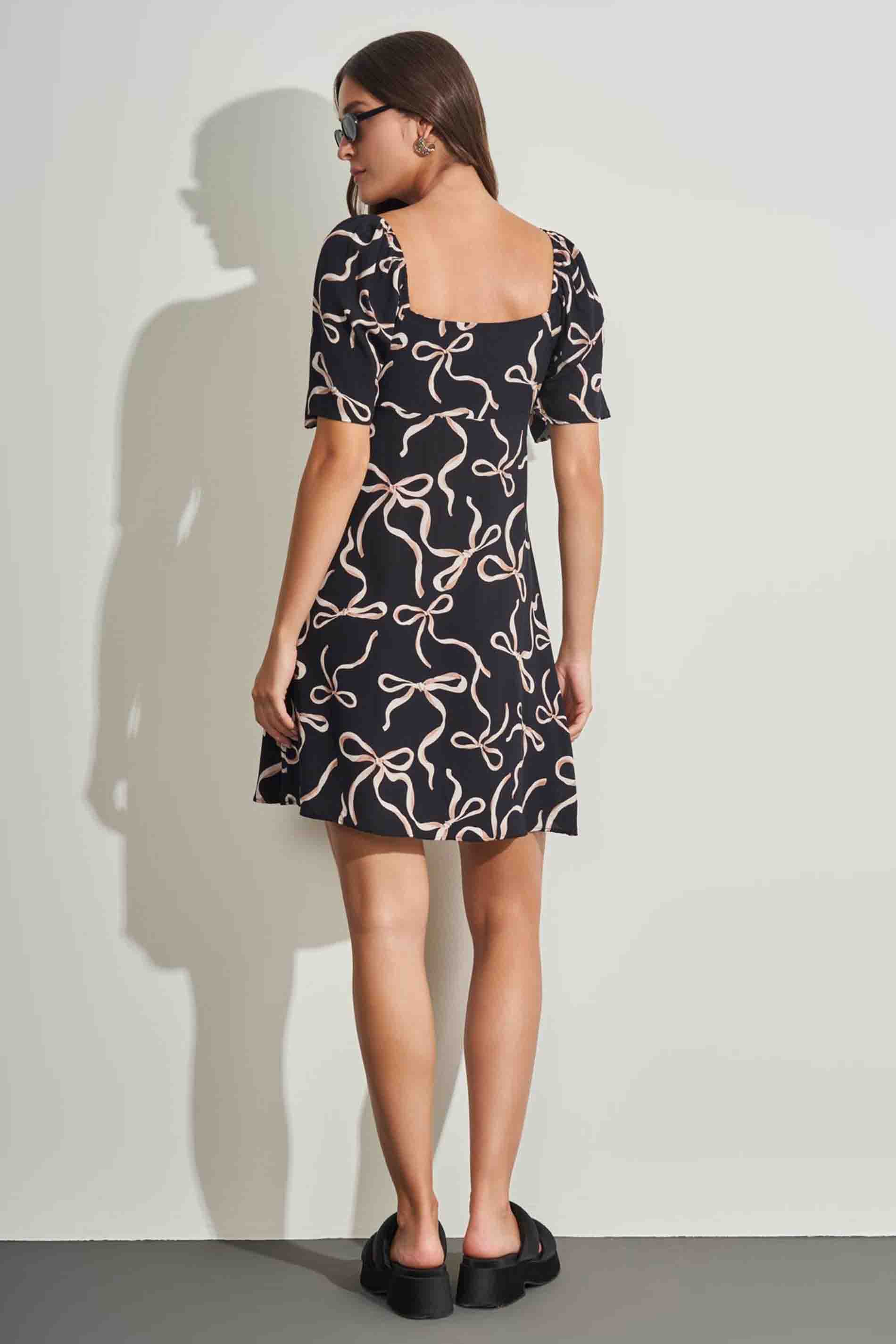 Vestido Curto com Estampa de Laços