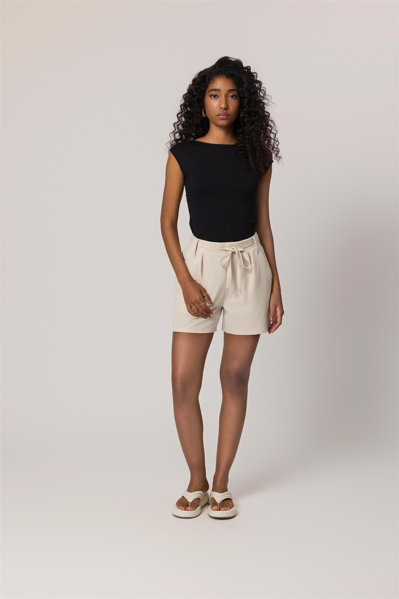 Blusa slim sem manga em ribana canelada