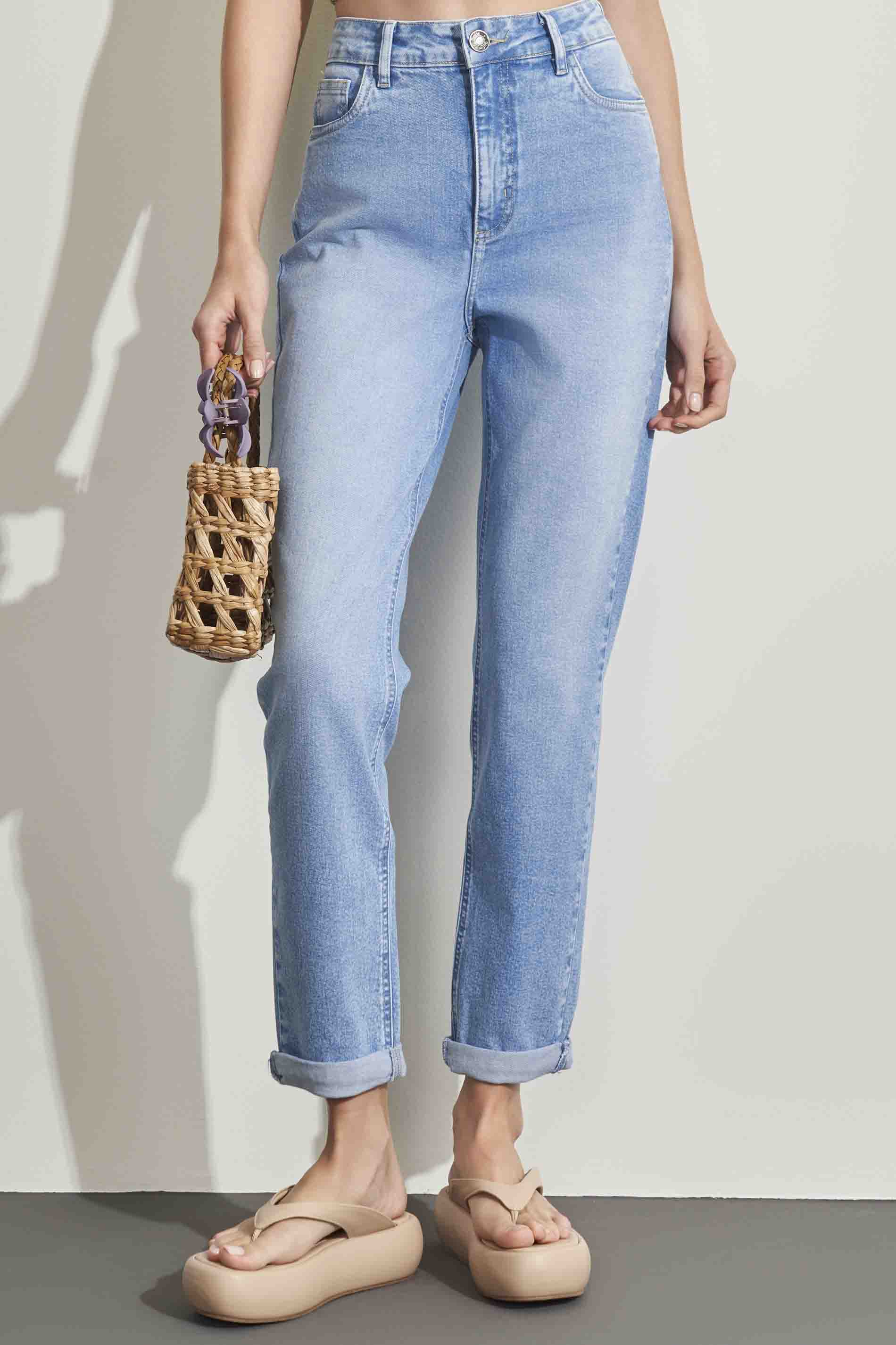 Calça Mom em jeans com elastano