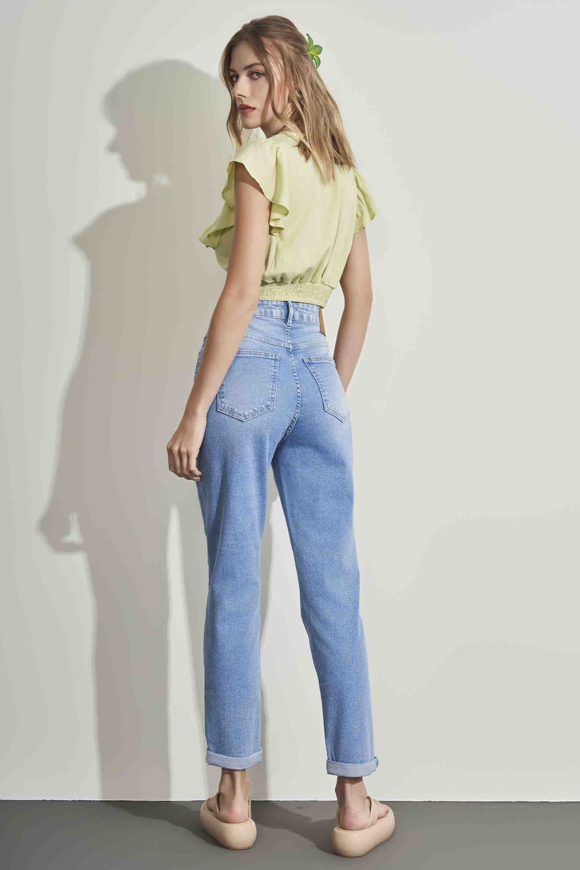 Calça Mom em jeans com elastano