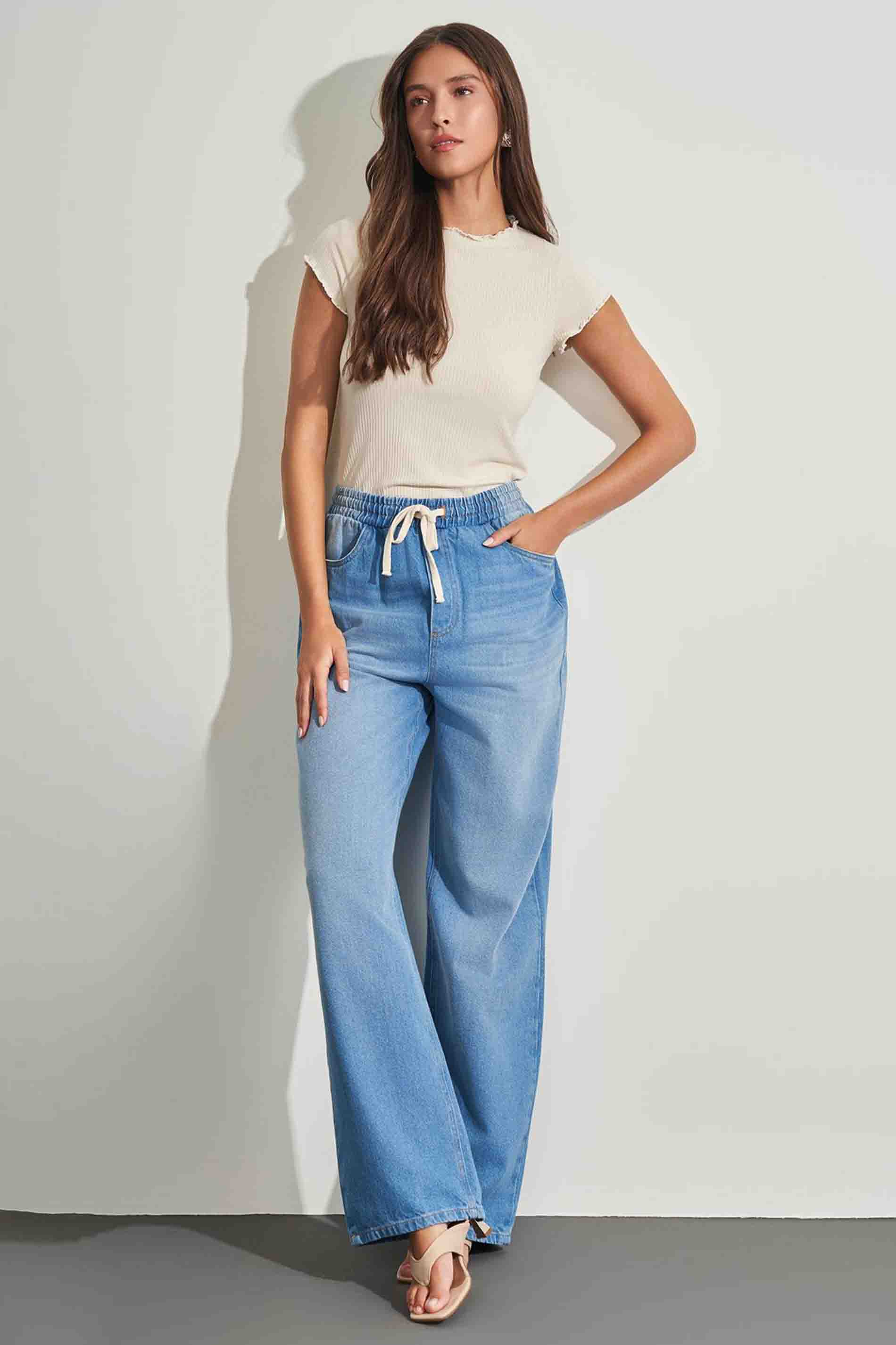 Calça Reta em Jeans com Bolsos Laterais