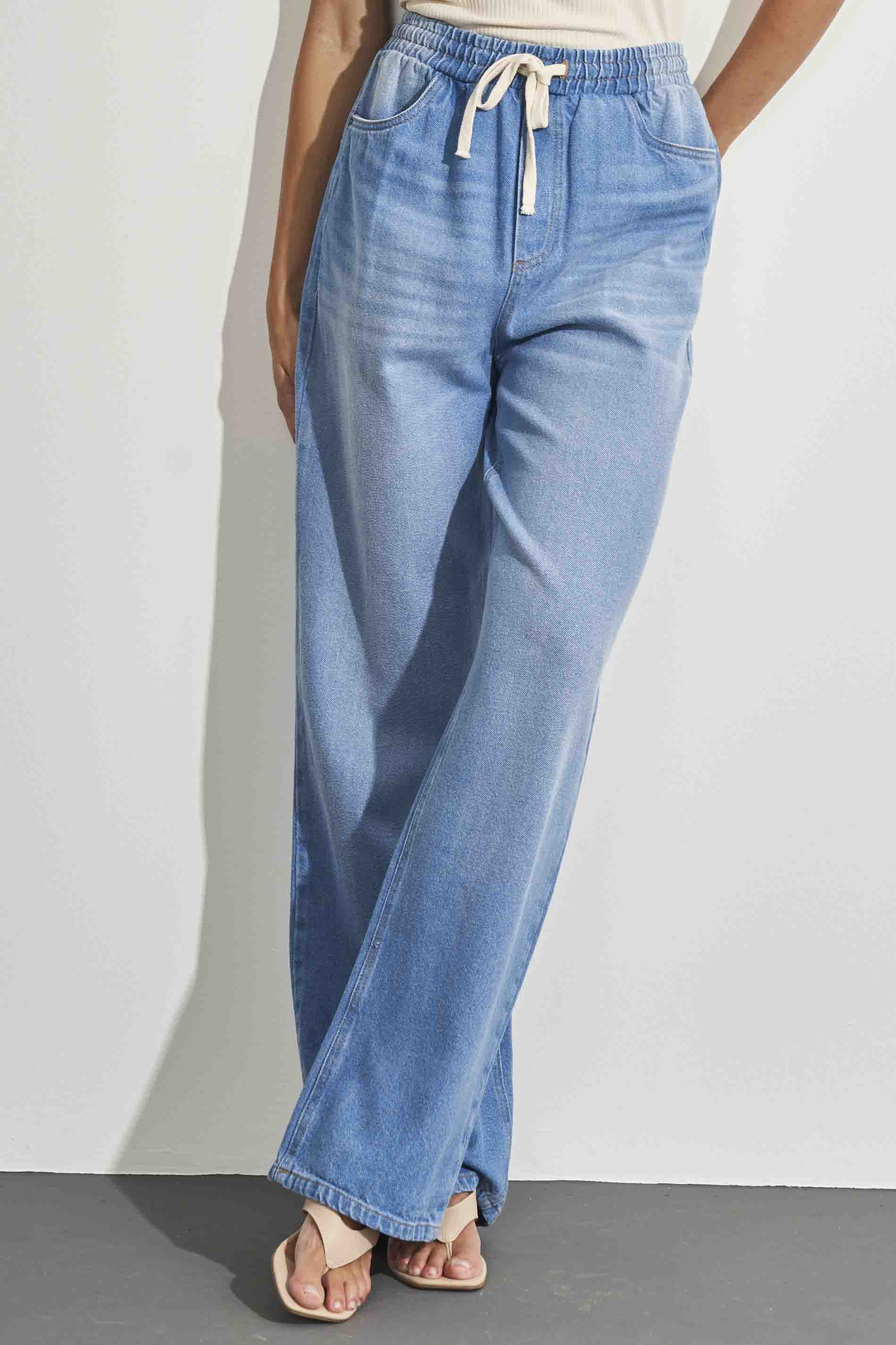 Calça Reta em Jeans com Bolsos Laterais