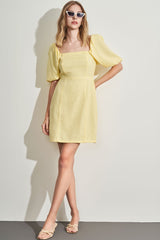 Vestido curto balonê em plano linen com decote quadrado