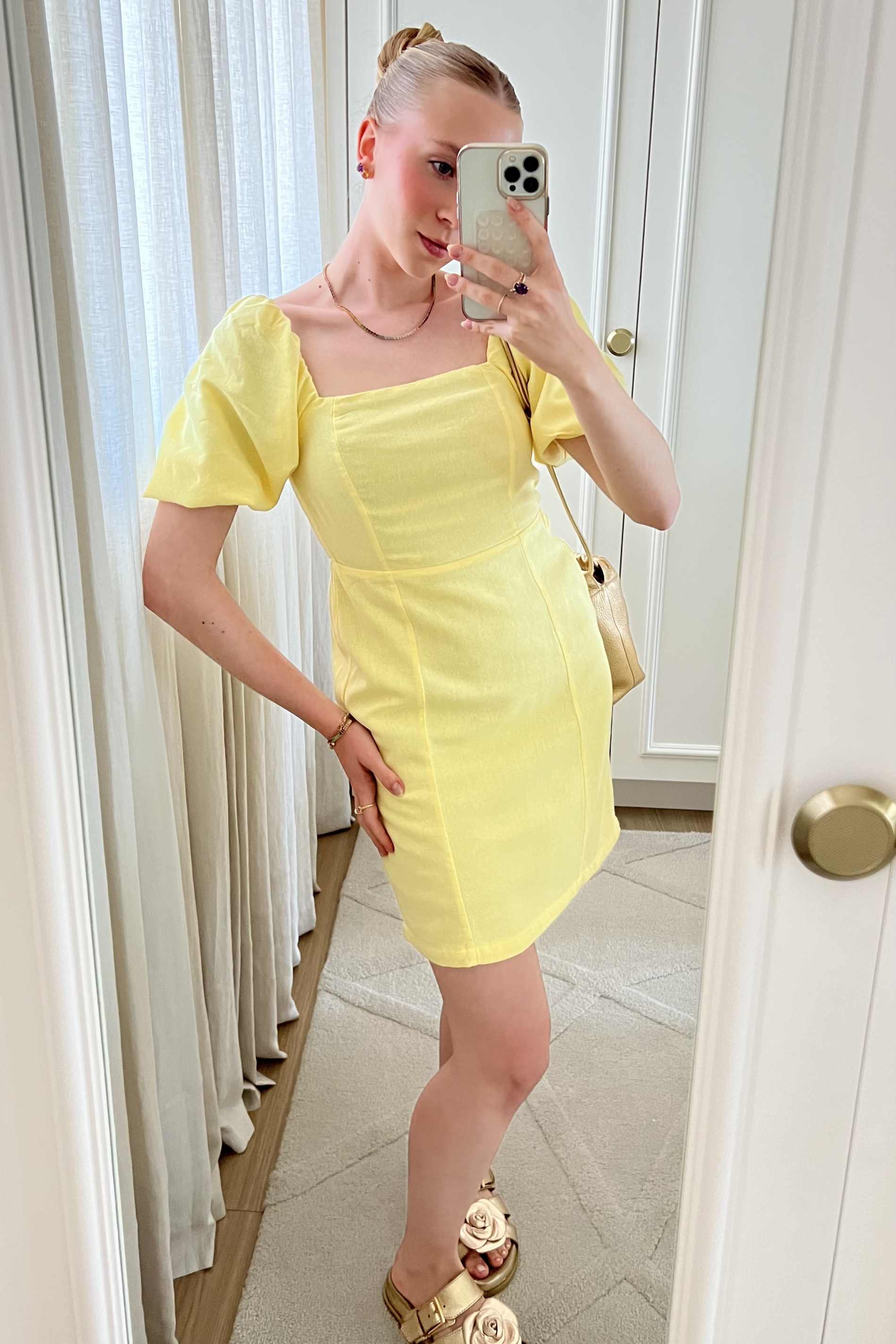Vestido curto balonê em plano linen com decote quadrado