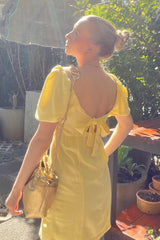 Vestido curto balonê em plano linen com decote quadrado