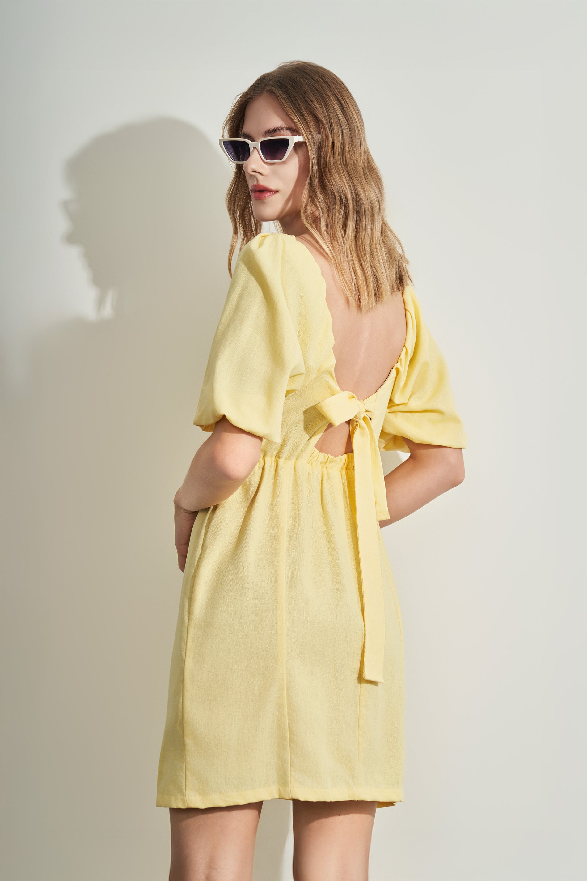 Vestido curto balonê em plano linen com decote quadrado
