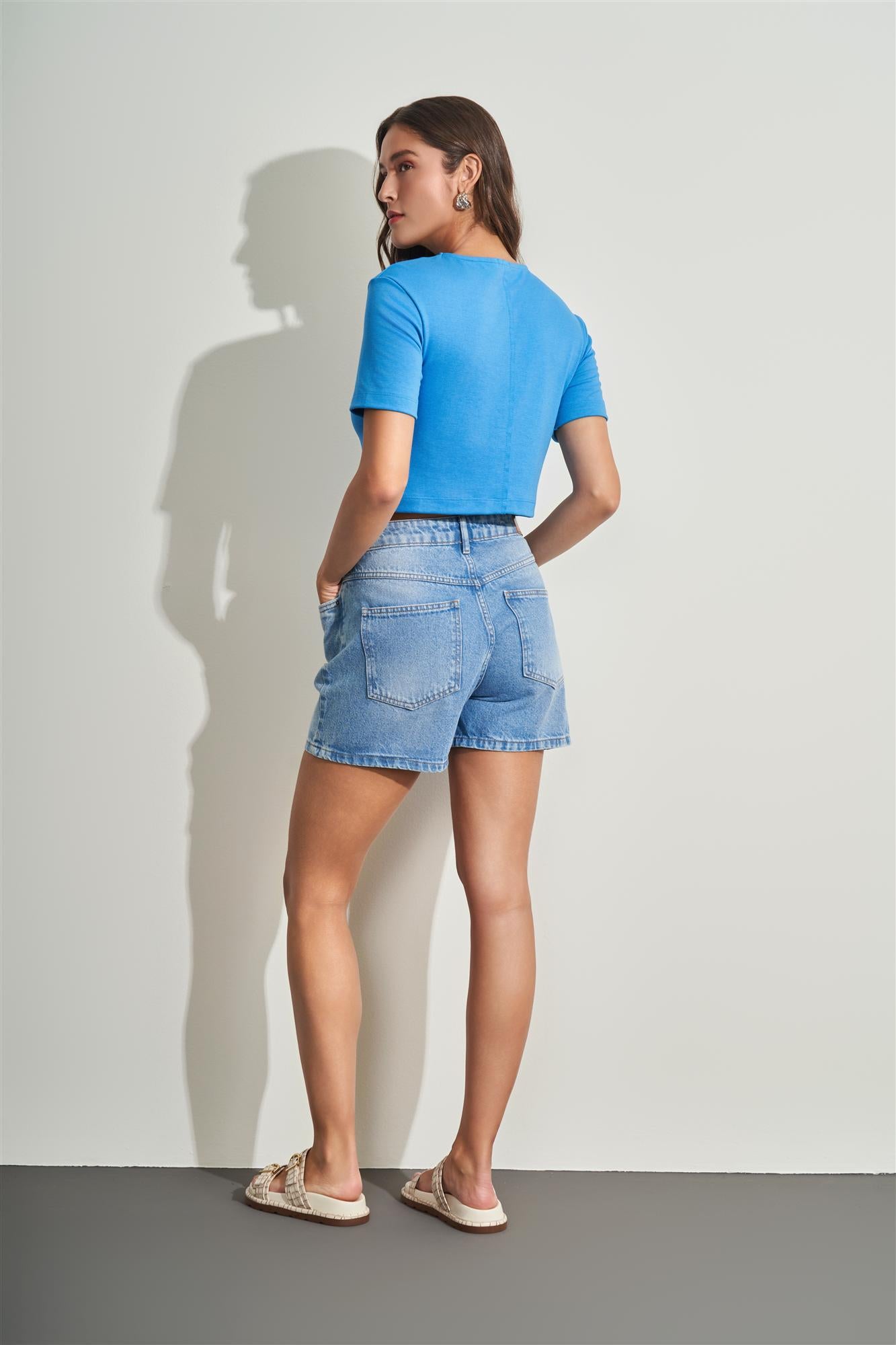 Cropped justo de manga curta em malha bodycon