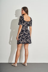 Vestido Curto de Manga Curta Estampado