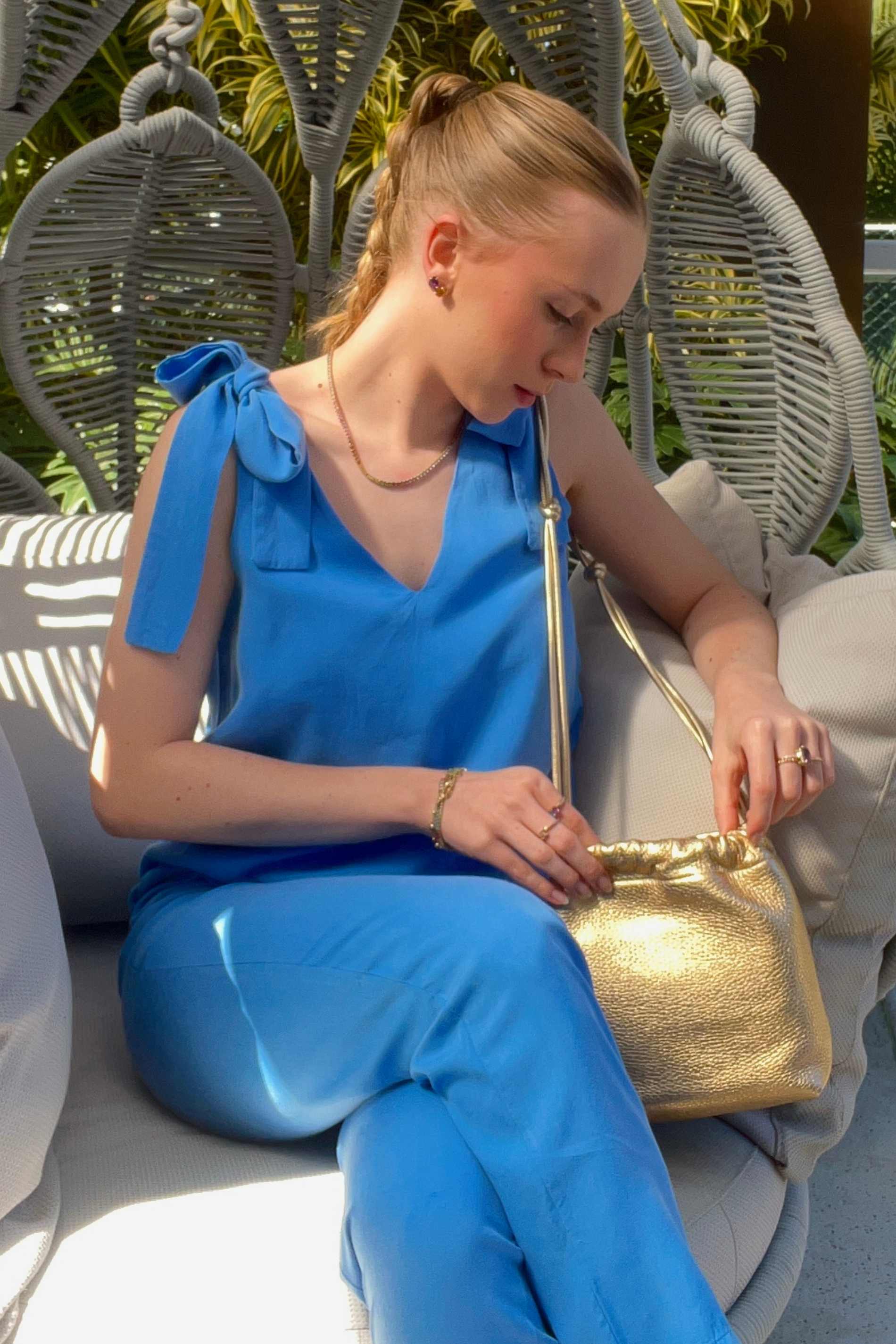 Blusa sem manga em plano tencel com nó frontal