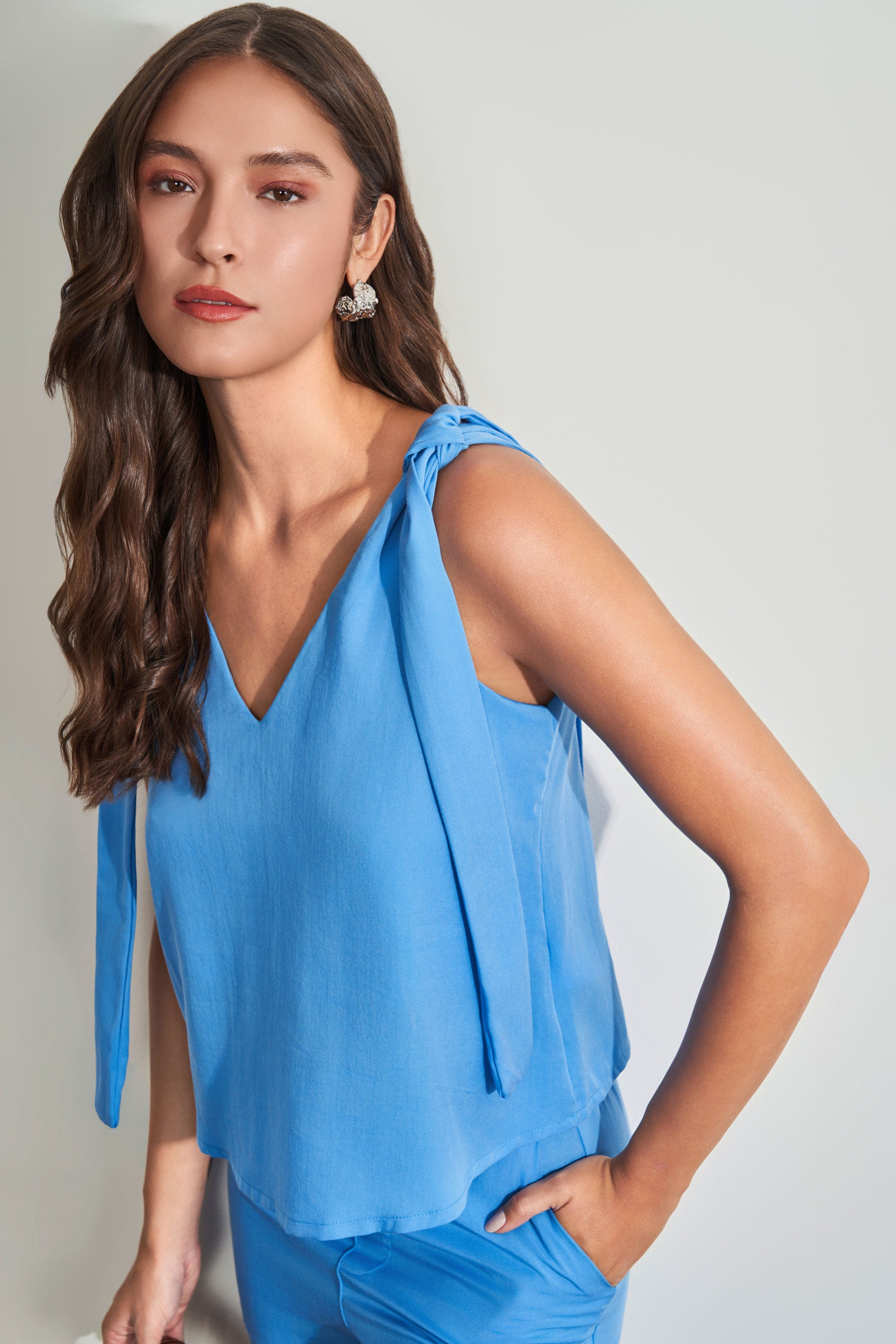 Blusa sem manga em plano tencel com nó frontal