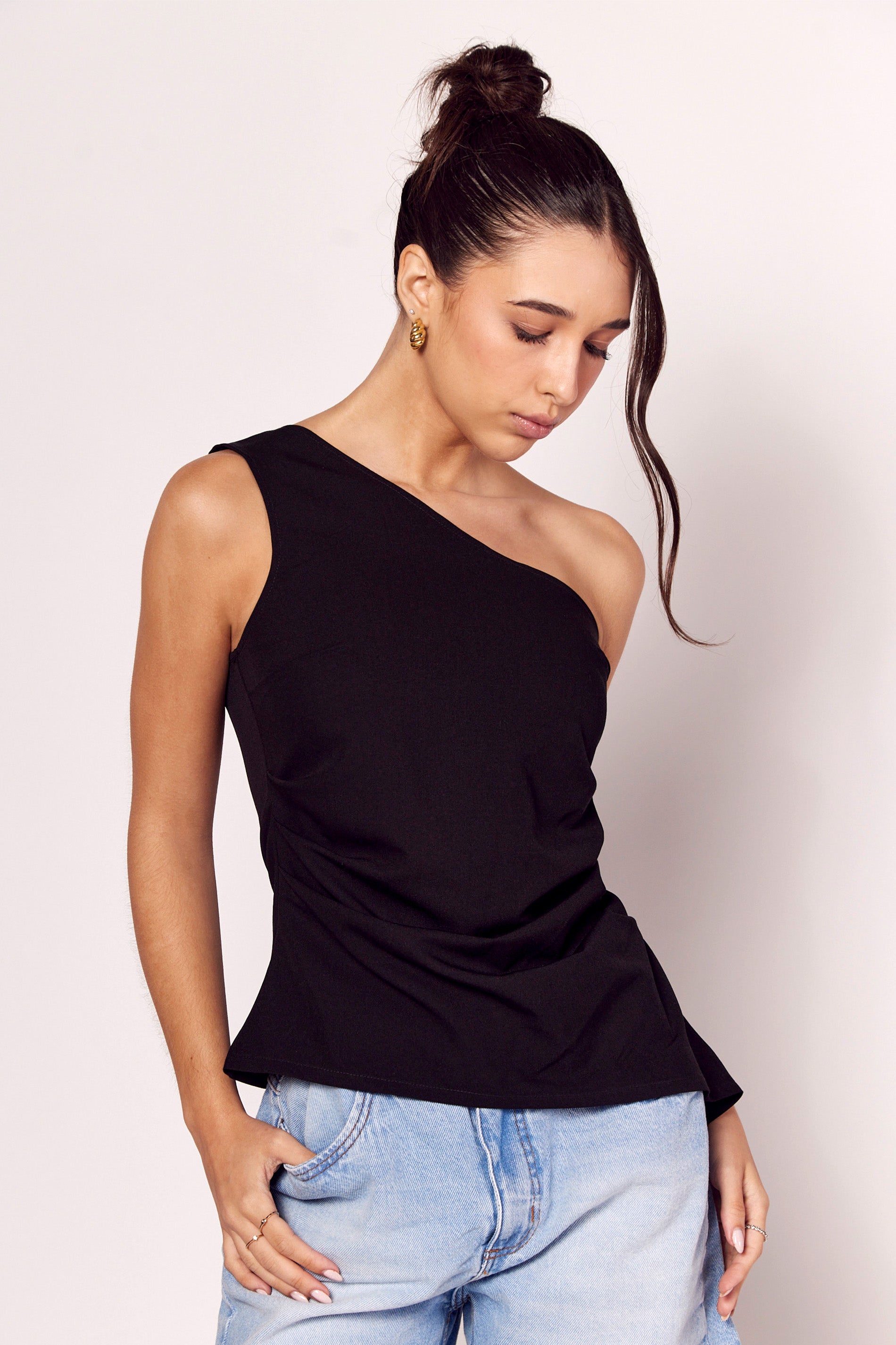 Blusa Assimétrica Notte em Plano Alfaiataria e Drapeados