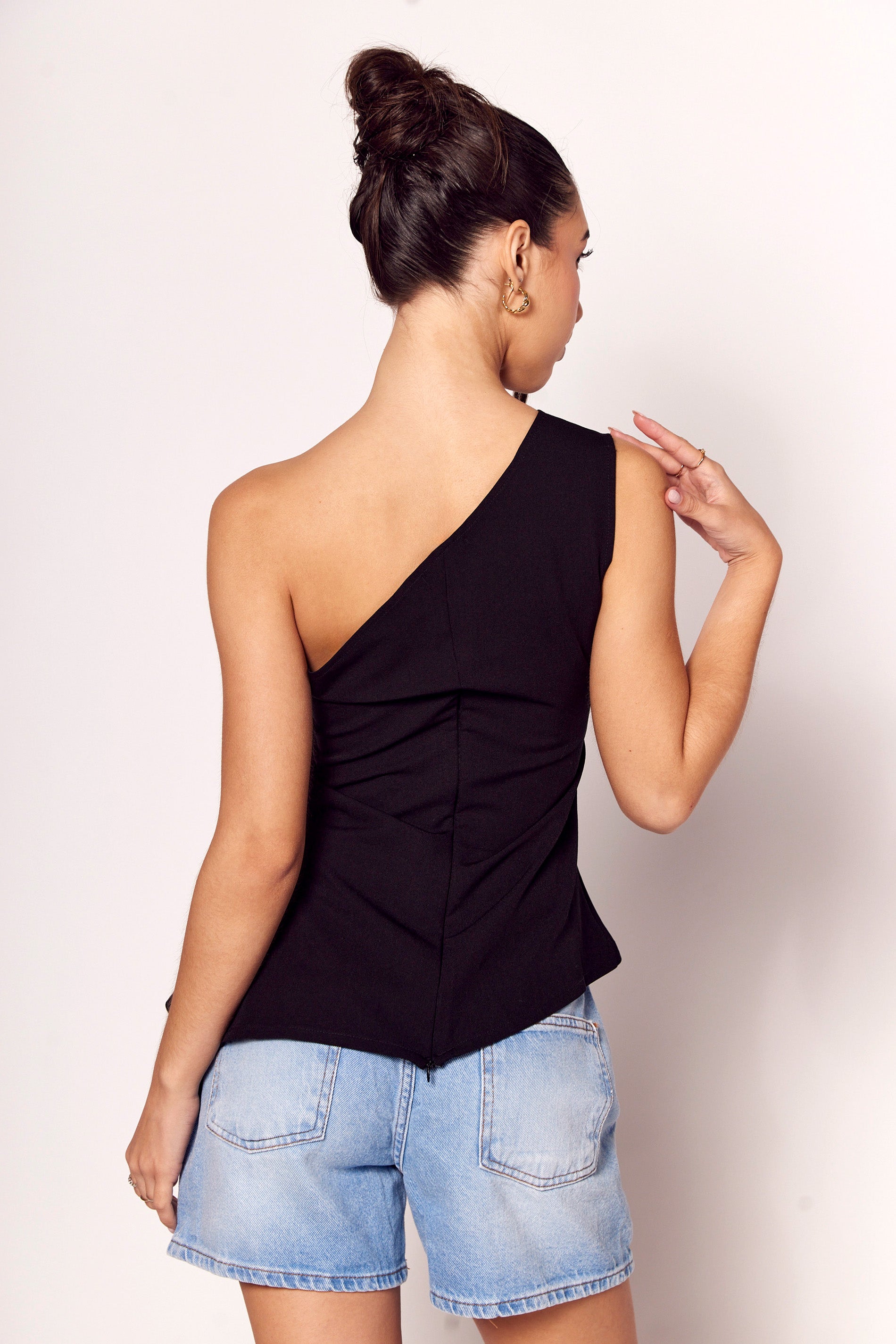 Blusa Assimétrica Notte em Plano Alfaiataria e Drapeados