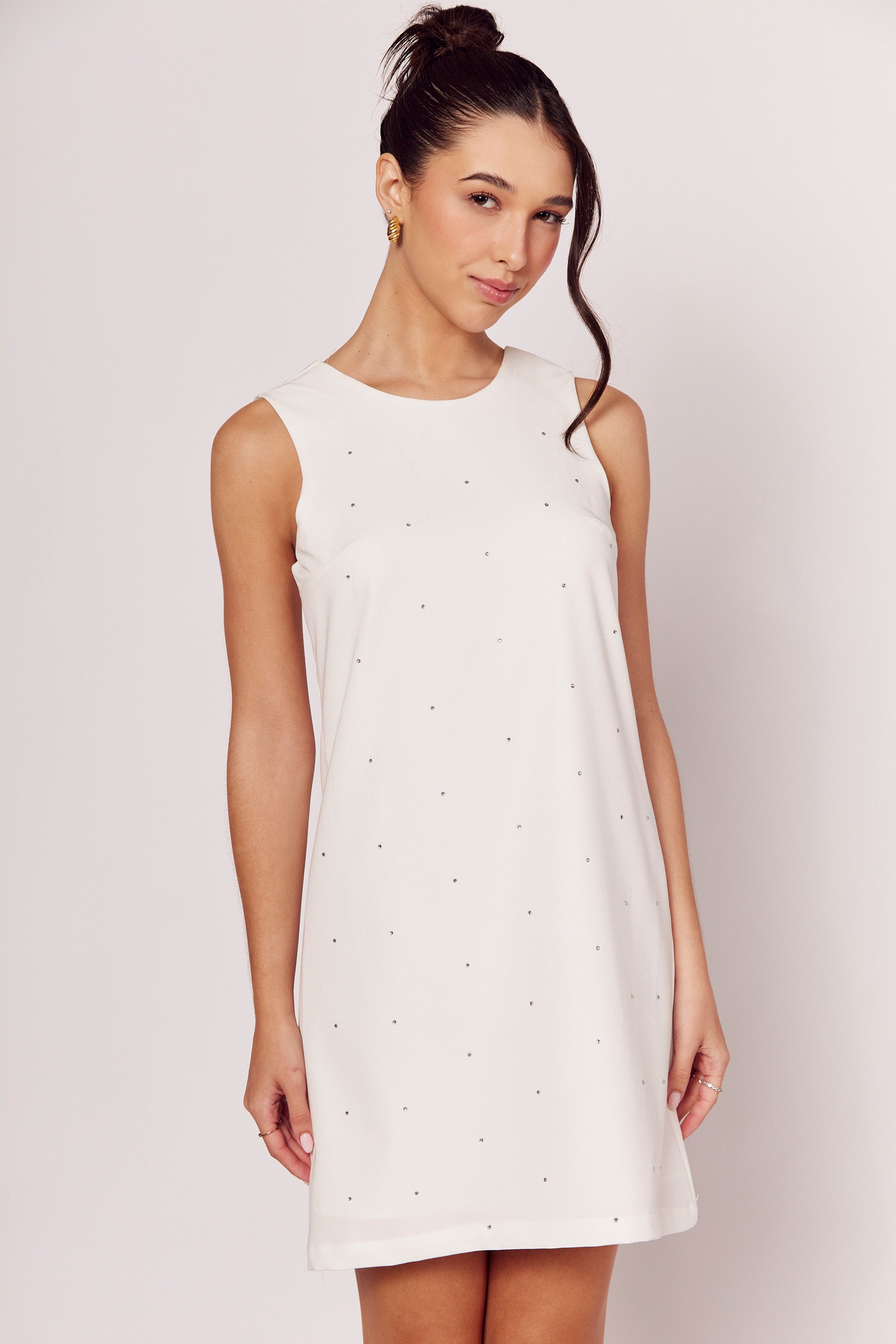 Vestido Curto Luminare com Aplicação de Brilhos e Modelagem Reta