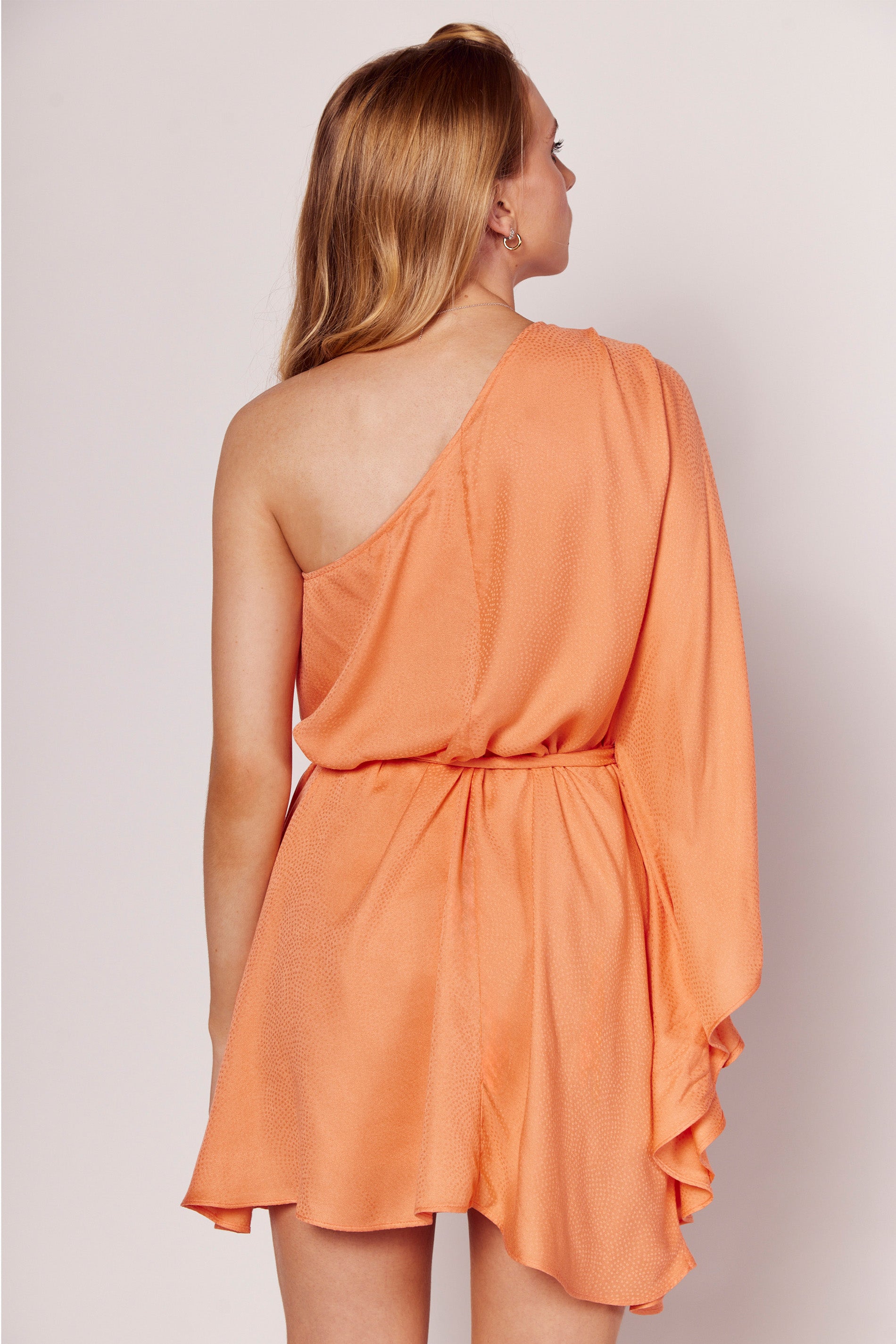 Vestido Curto de um Ombro Luminare com Amarração