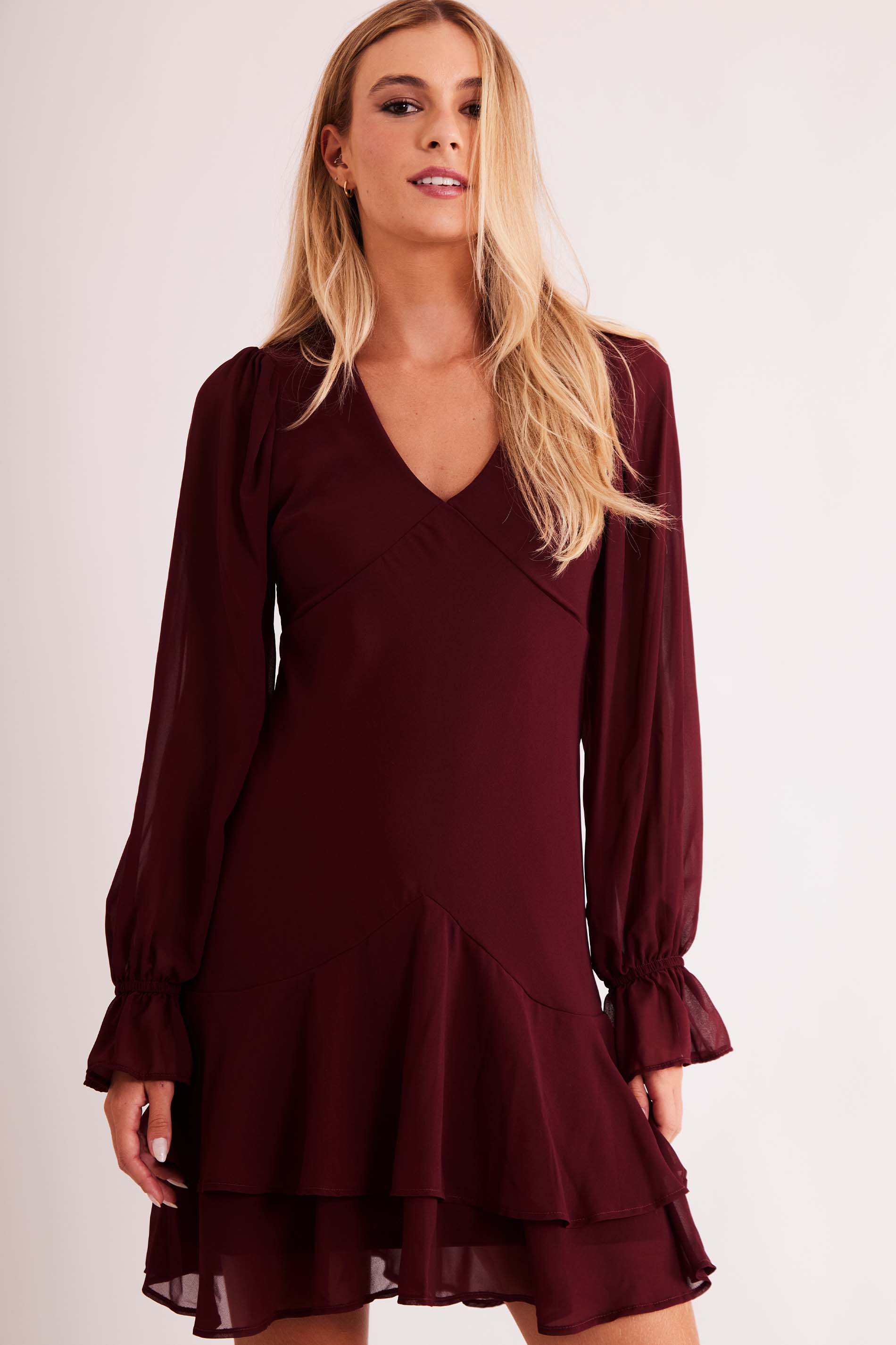 Vestido Curto de Manga Longa New Ease em Plano Chiffon