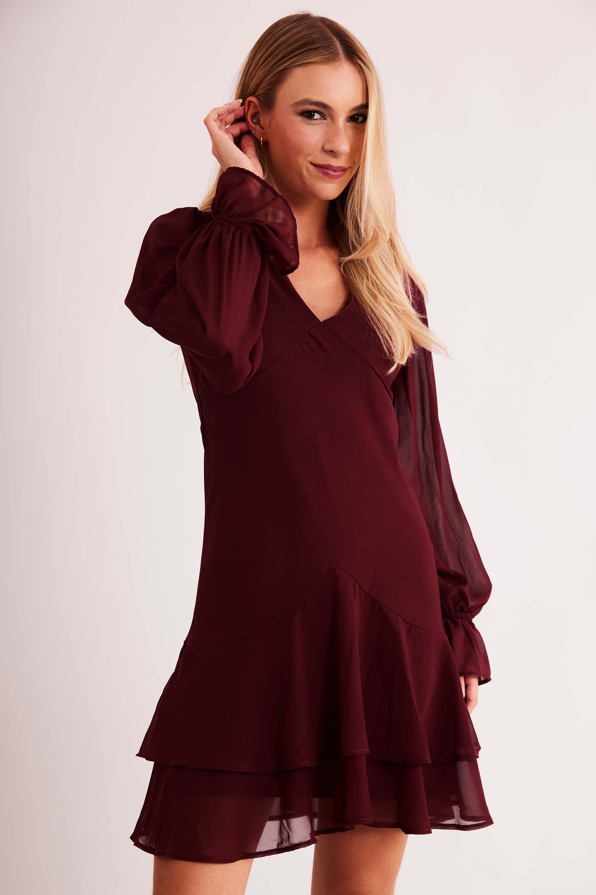 Vestido Curto de Manga Longa New Ease em Plano Chiffon