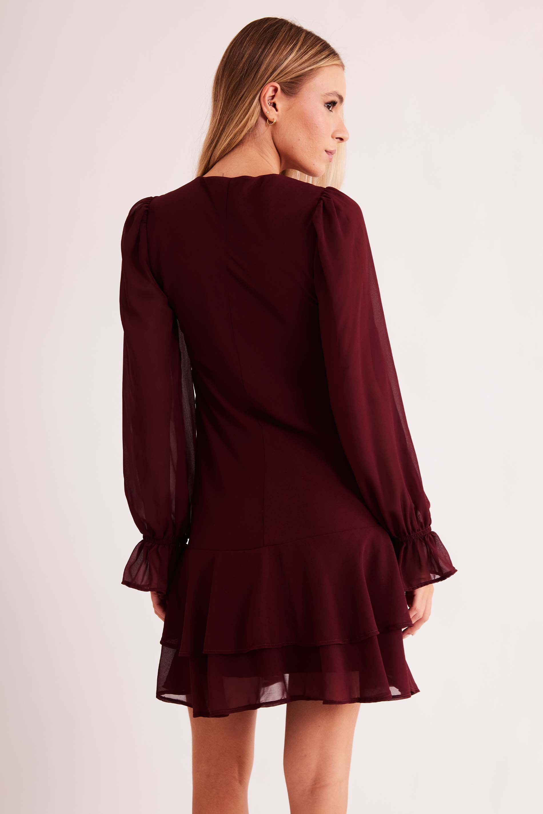 Vestido Curto de Manga Longa New Ease em Plano Chiffon