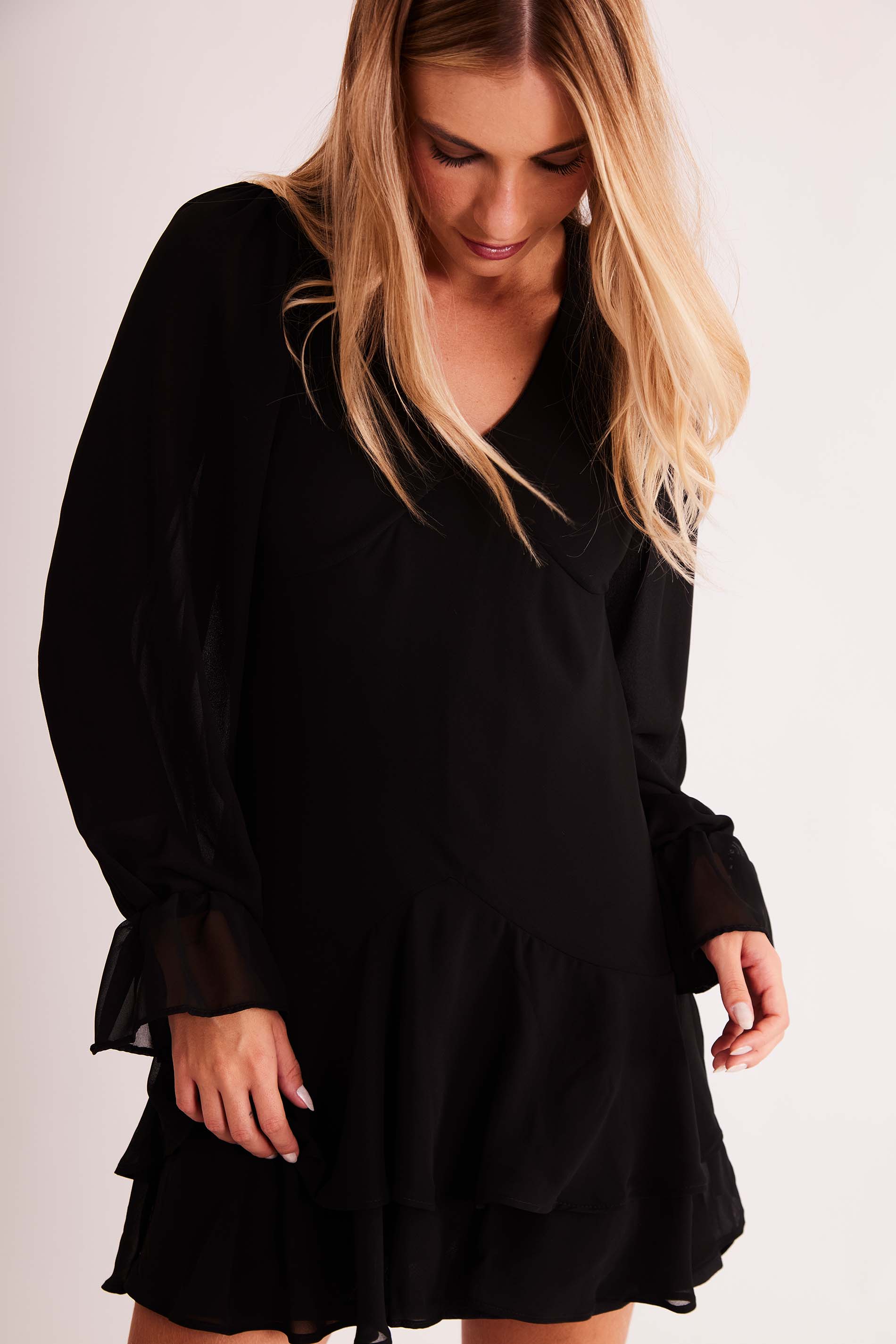 Vestido Curto de Manga Longa New Ease em Plano Chiffon