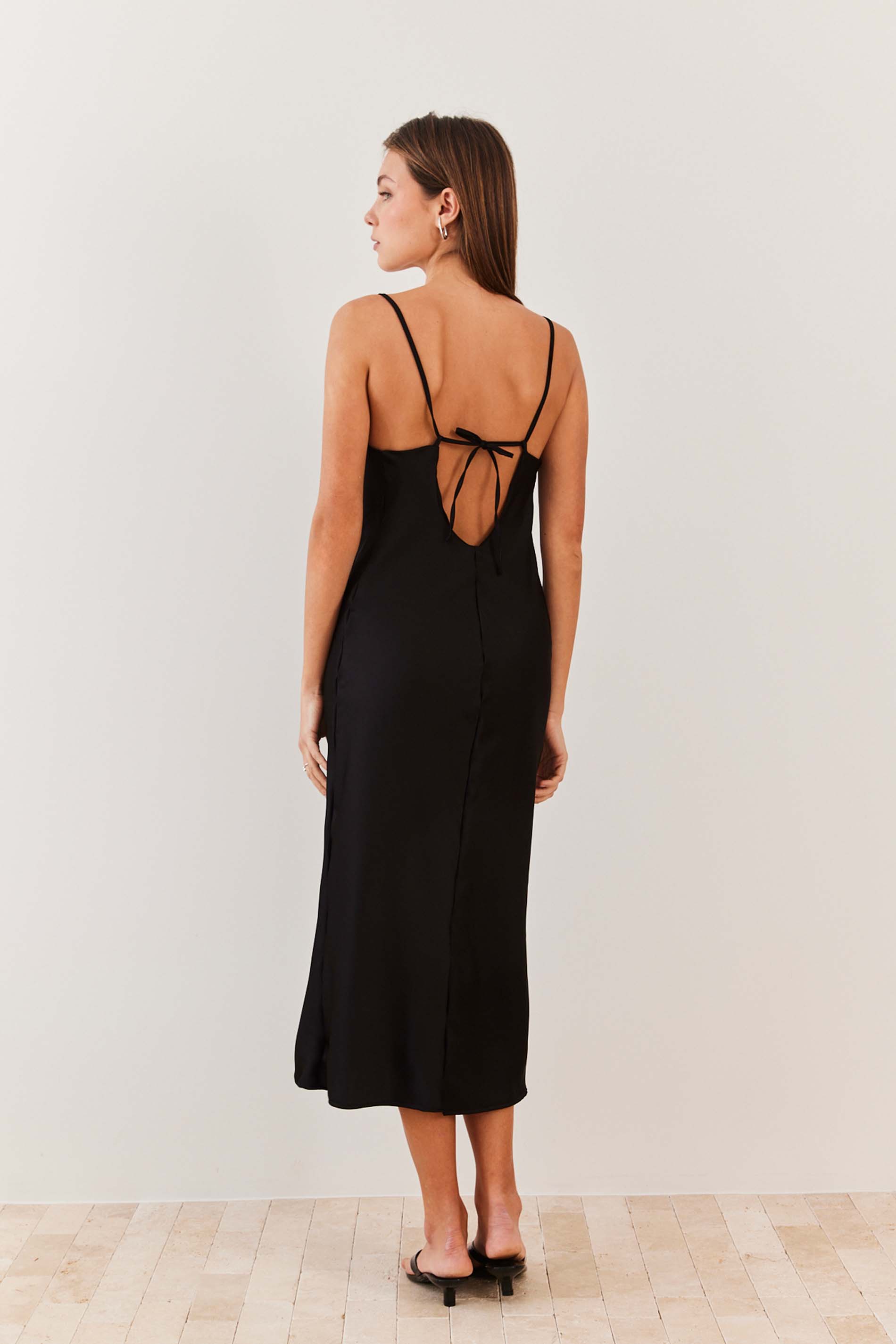 Vestido Midi em Cetim Alças Finas Soft Glam - Sofie