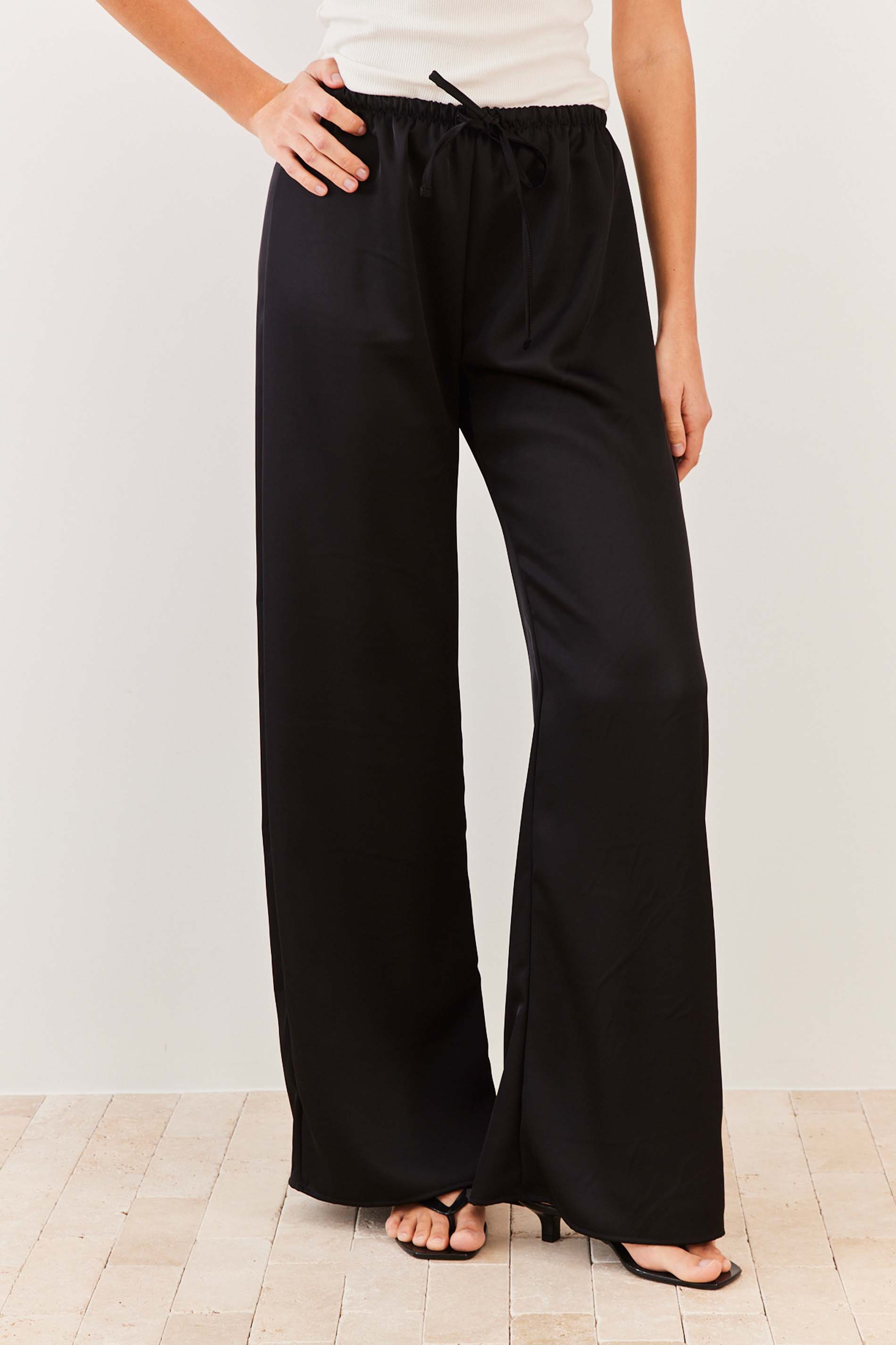 Calça Pantalona Cetim com Cós de Elástico Soft Glam - Sofie