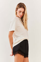 Shorts em Cetim com Renda na Barra Soft Glam - Sofie