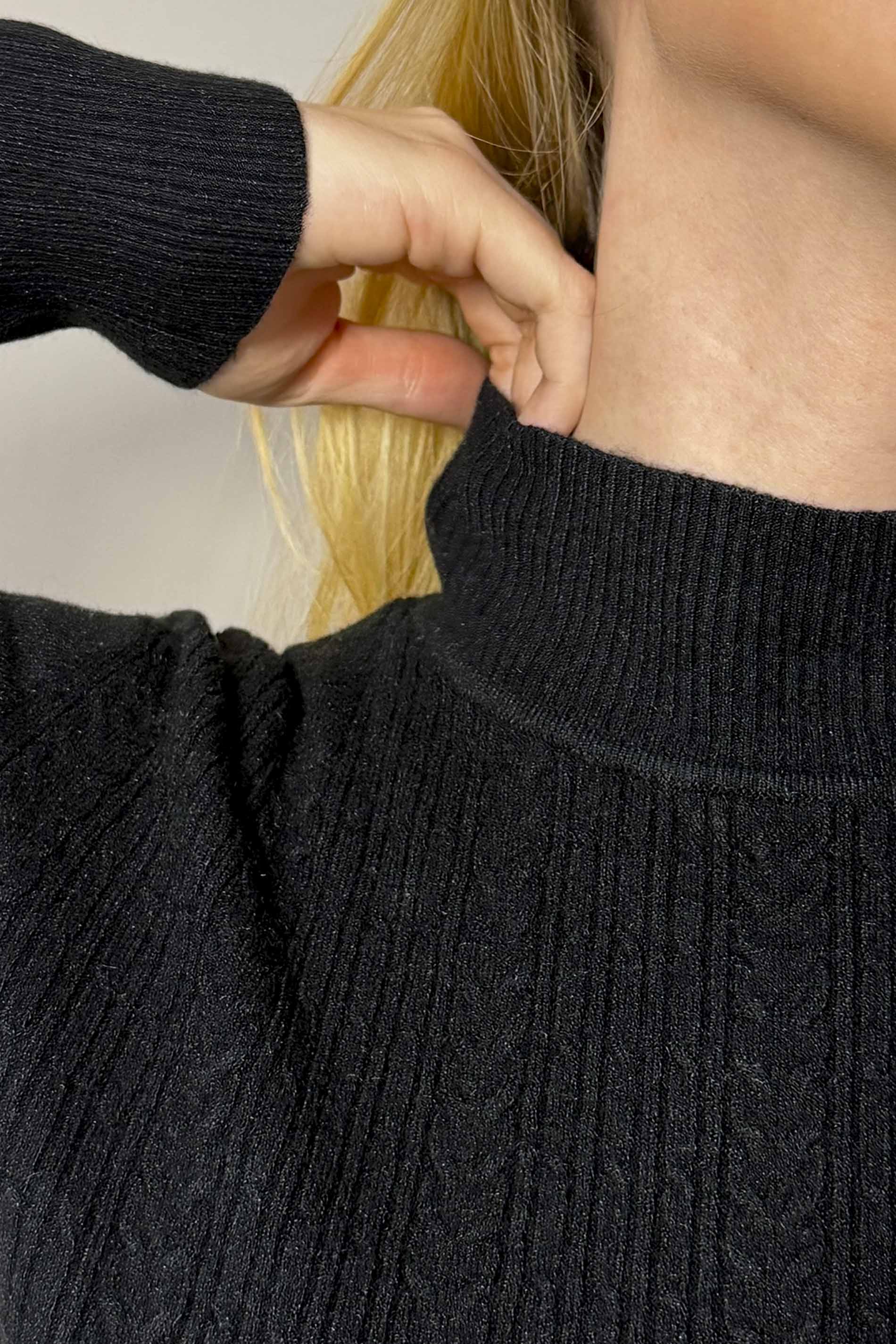 Suéter Feminino Tricot com Gola Alta - Sofie